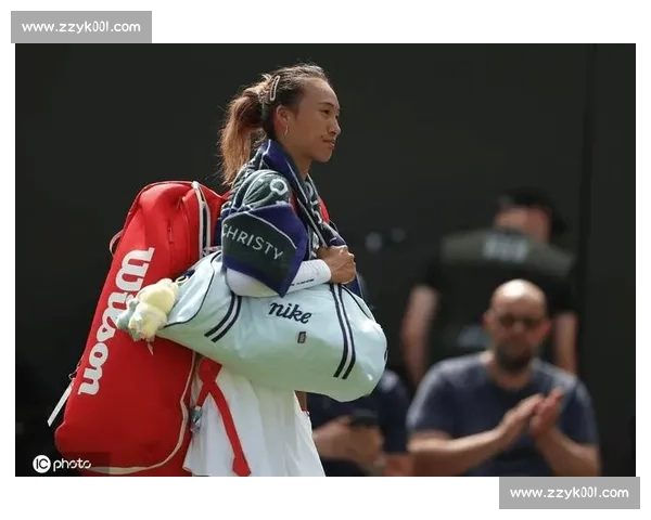 鏖战三盘难破温网魔咒！郑钦文决胜盘崩盘，连续三年止步首轮